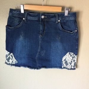 Denim skirt with lace details.
